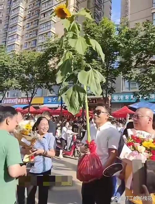 新奥最精免费大全管家婆和考生爸爸穿旗袍送考与考生爸爸穿旗袍送考生礼物